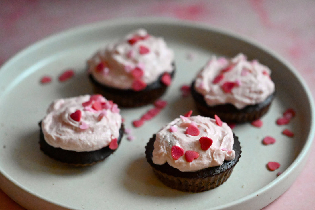 Low-Carb Valentinstag Cupcakes mit Himbeer-Schoko-Topping – proteinreich und ohne raffinierten Zucker